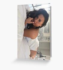 Tarjeta de felicitación Demi Lovato acostado en la cama
