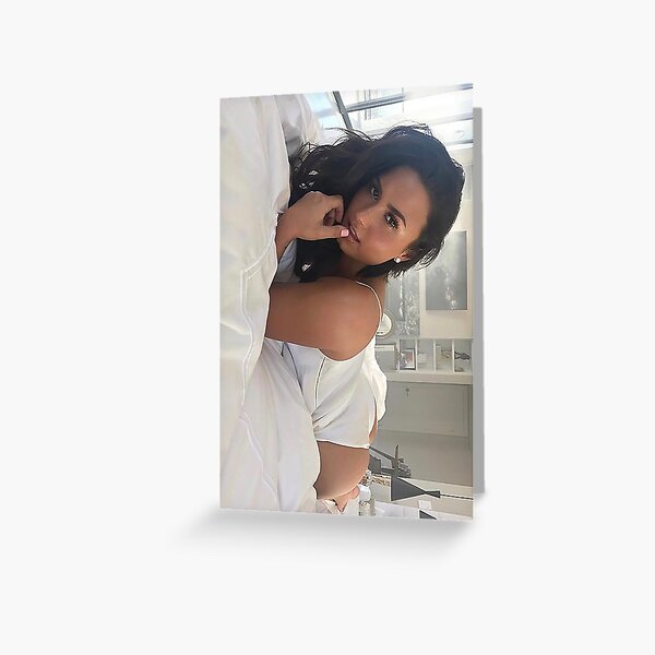Demi Lovato acostado en la cama Tarjetas de felicitación