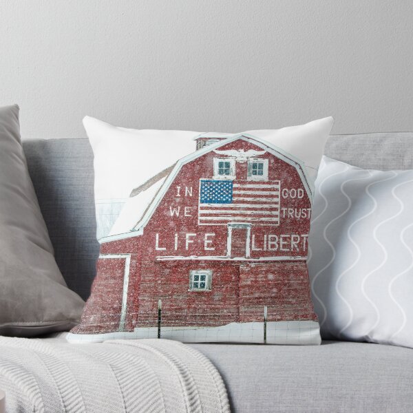 Aperçu de l'œuvre Americana Barn dans la tempête de neige créée et vendue par Jim Stiles.
