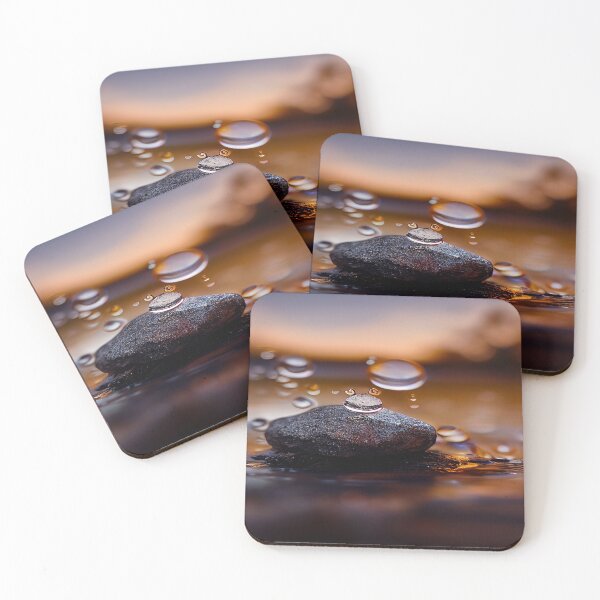 Artikelvorschau, Felsen im Wasser mit Regentropfen, im Sonnenuntergang, Makrohintergrund, Nahaufnahme entworfen und verkauft von Unwind-Art-Work.