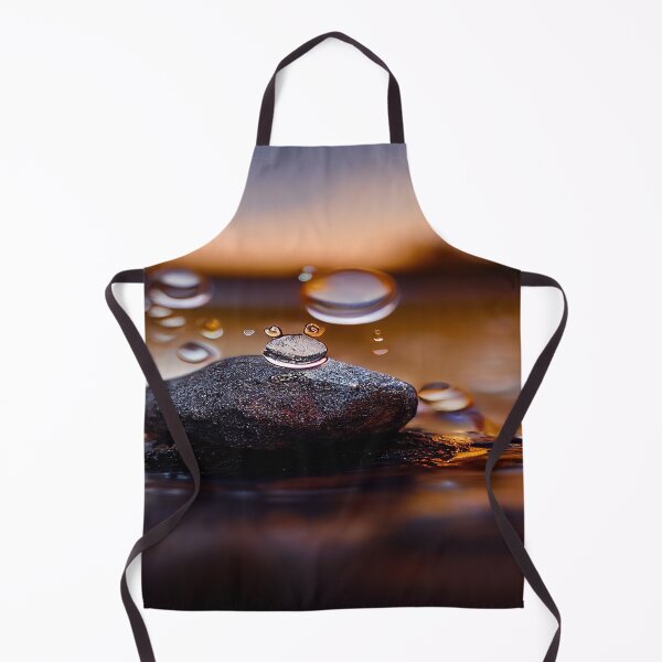 Artikelvorschau, Felsen im Wasser mit Regentropfen, im Sonnenuntergang, Makrohintergrund, Nahaufnahme entworfen und verkauft von Unwind-Art-Work.