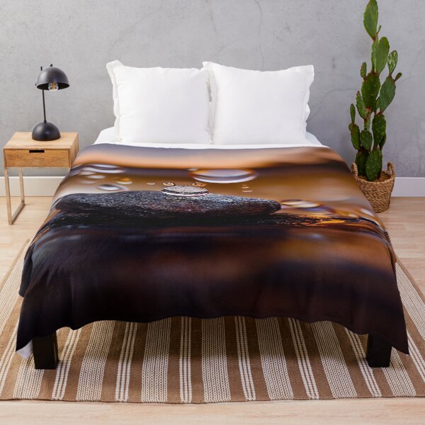 Artikelvorschau, Felsen im Wasser mit Regentropfen, im Sonnenuntergang, Makrohintergrund, Nahaufnahme entworfen und verkauft von Unwind-Art-Work.
