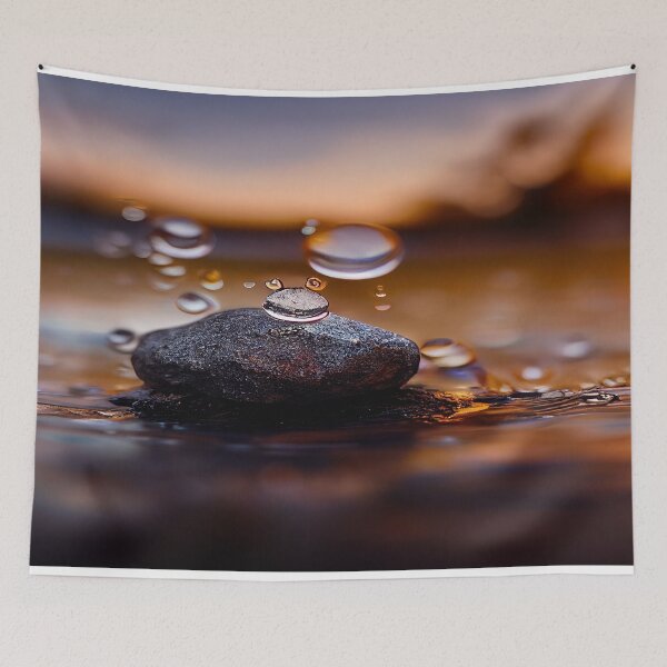 Artikelvorschau, Felsen im Wasser mit Regentropfen, im Sonnenuntergang, Makrohintergrund, Nahaufnahme entworfen und verkauft von Unwind-Art-Work.