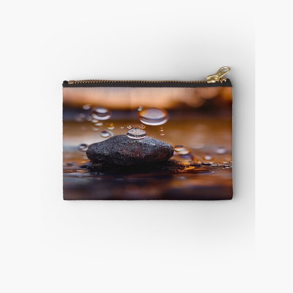 Artikelvorschau, Felsen im Wasser mit Regentropfen, im Sonnenuntergang, Makrohintergrund, Nahaufnahme entworfen und verkauft von Unwind-Art-Work.