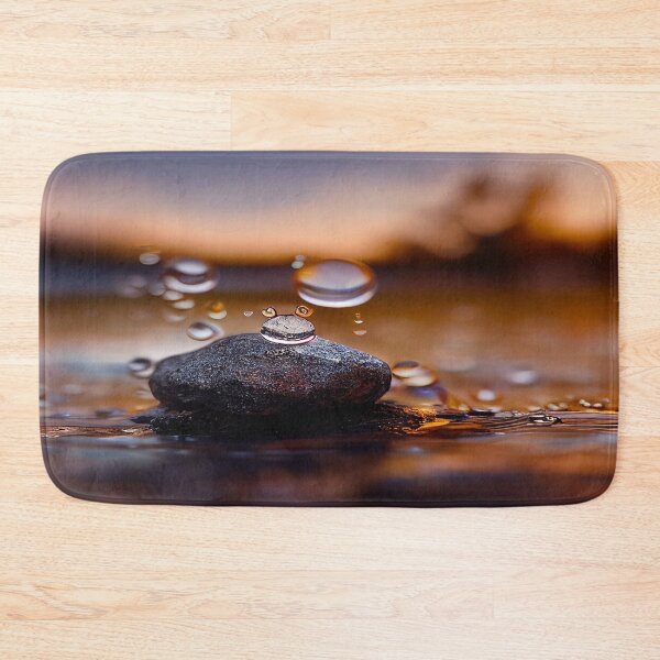 Artikelvorschau, Felsen im Wasser mit Regentropfen, im Sonnenuntergang, Makrohintergrund, Nahaufnahme entworfen und verkauft von Unwind-Art-Work.