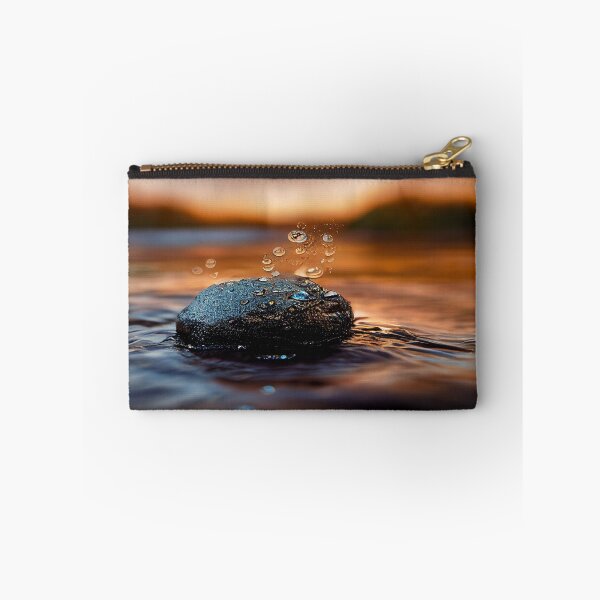 Artikelvorschau, Felsen im Wasser mit Regentropfen, im Sonnenuntergang, Makrohintergrund, Nahaufnahme entworfen und verkauft von Unwind-Art-Work.