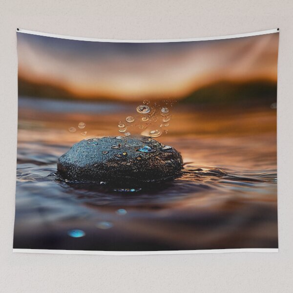 Artikelvorschau, Felsen im Wasser mit Regentropfen, im Sonnenuntergang, Makrohintergrund, Nahaufnahme entworfen und verkauft von Unwind-Art-Work.