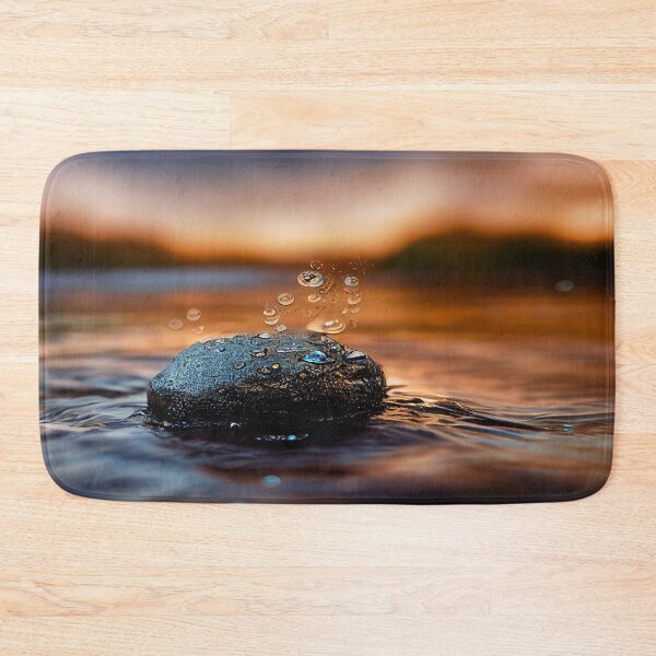 Artikelvorschau, Felsen im Wasser mit Regentropfen, im Sonnenuntergang, Makrohintergrund, Nahaufnahme entworfen und verkauft von Unwind-Art-Work.