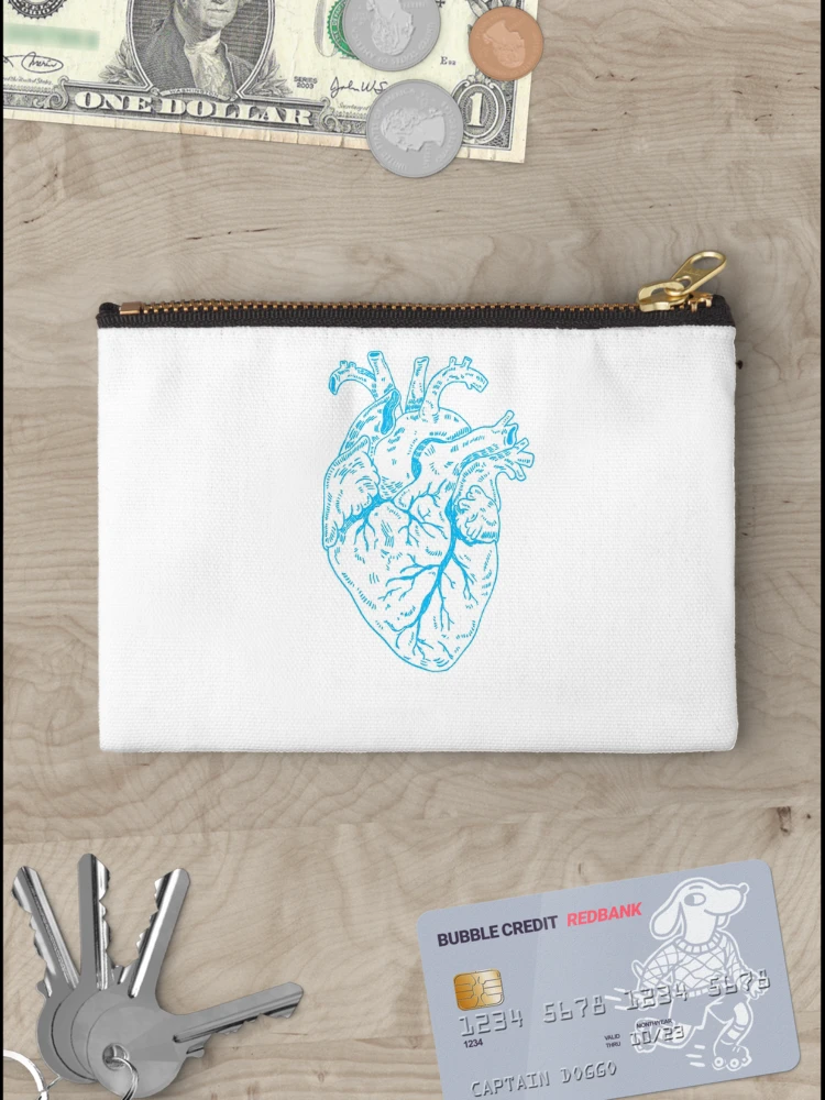 Aperçu 3 sur 4. Pochette avec l'œuvre Coeur Bleu créée et vendue par Childish by Design.