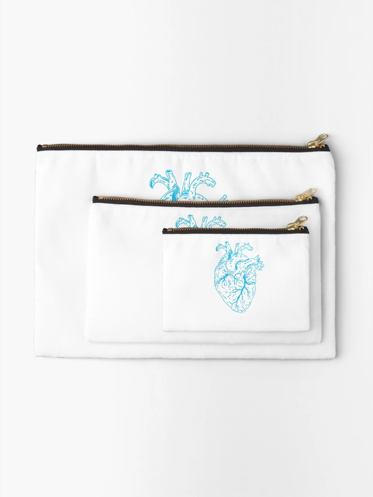 Aperçu 2 sur 4. Pochette avec l'œuvre Coeur Bleu créée et vendue par Childish by Design.
