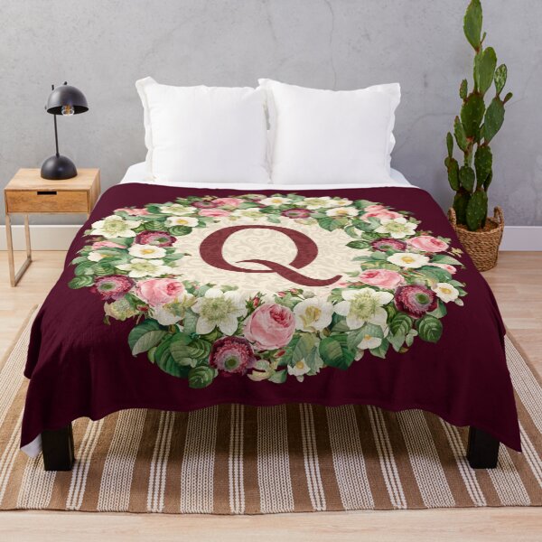 Aperçu de l'œuvre Monogram Floral Initial Letter Q Roses Wreath créée et vendue par MintaApparel.