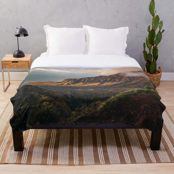 Artikelvorschau, Blick auf die Brown Mountains in Kapa'a, Vereinigte Staaten entworfen und verkauft von Darius Bocos.