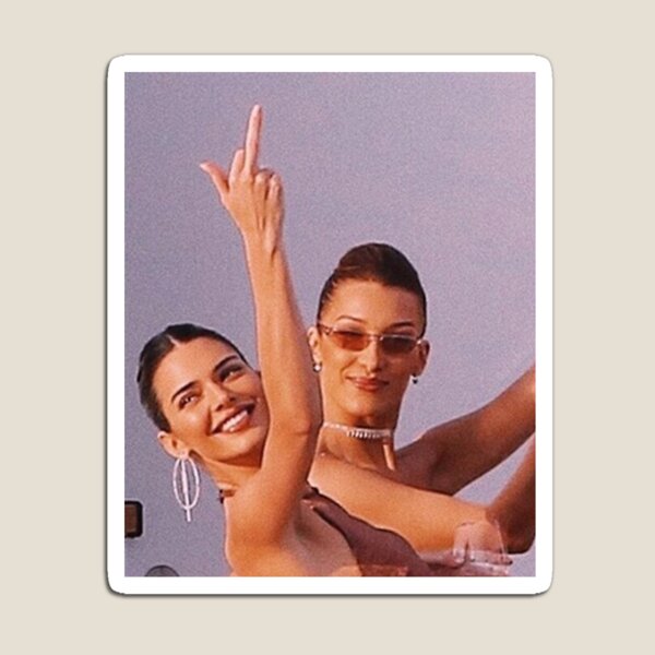 Aperçu de l'œuvre Kendall Jenner et Bella Hadid créée et vendue par yolandabowman.
