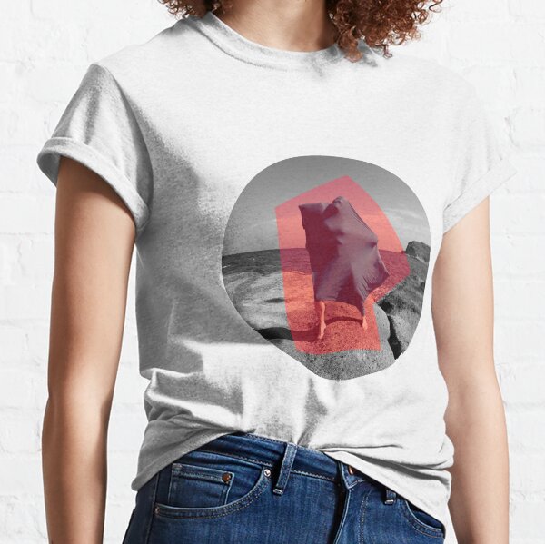 Girl at the beach Camiseta clásica