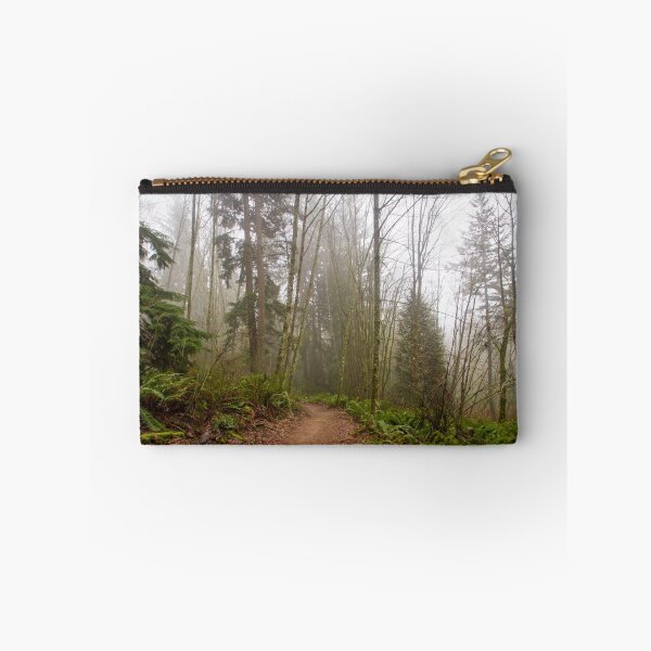 Artikelvorschau, Trail durch einen Nebelwald entworfen und verkauft von journeysincolor.