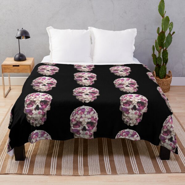 Aperçu de l'œuvre Crâne fait de pétales de fleurs créée et vendue par RoughShirts.
