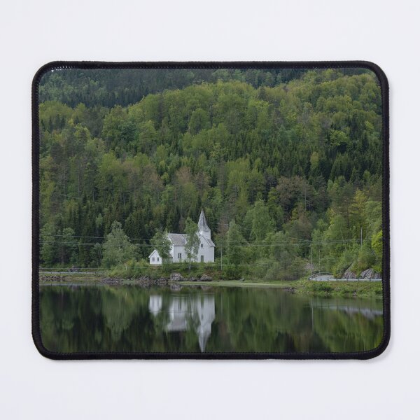 Artikelvorschau, Wunderbare Landschaften in Norwegen. Vest-Agder. Wunderschöne Landschaft mit der weißen Gyland-Kirche, die sich im See spiegelt. Berge, Straße und Bäume im Hintergrund entworfen und verkauft von Maurizio Fabbroni.