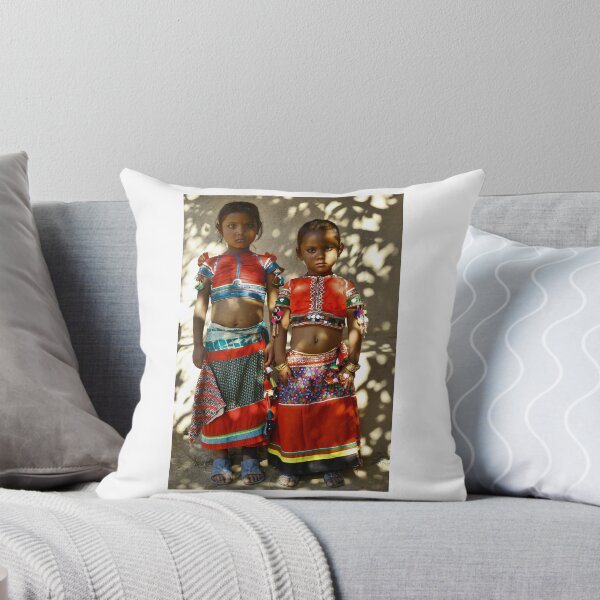 Aperçu de l'œuvre cute Tharuni girls in their traditional attire  créée et vendue par queenenigma.