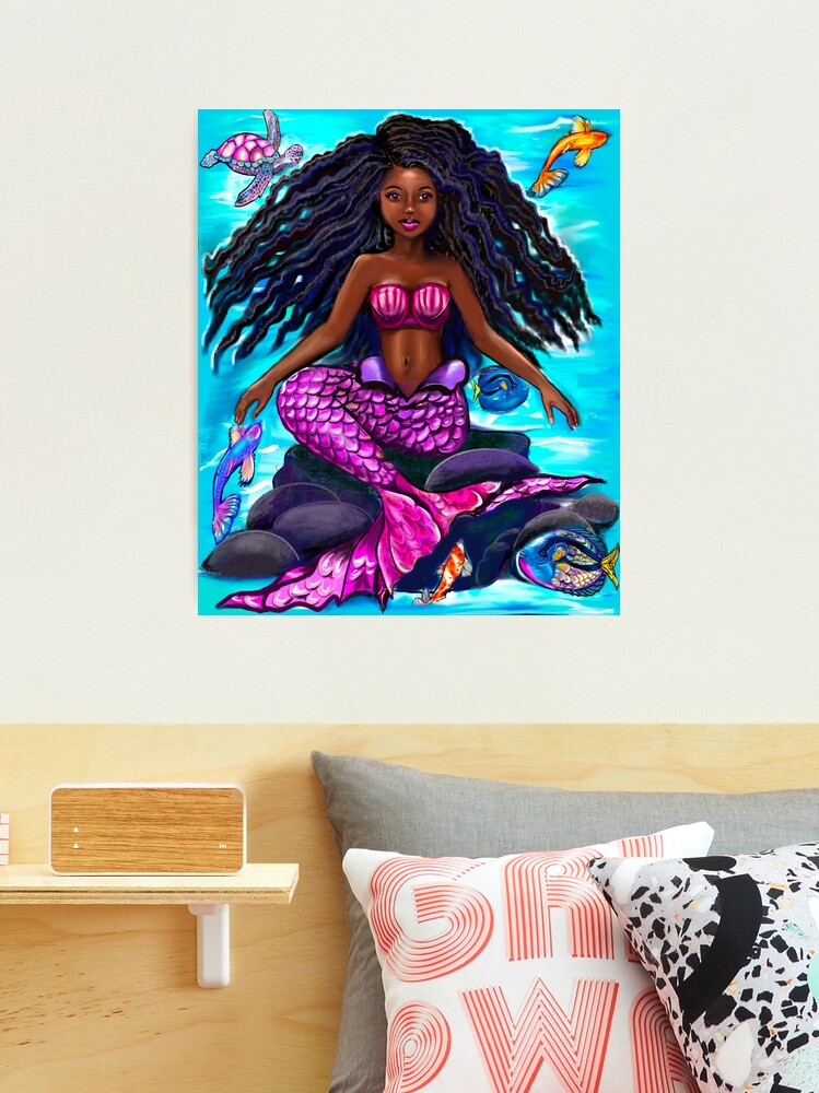 Impression photo for Sale avec l'œuvre « Afro Mermaid - Sirène fille noire  » de l'artiste BestStuffDepot