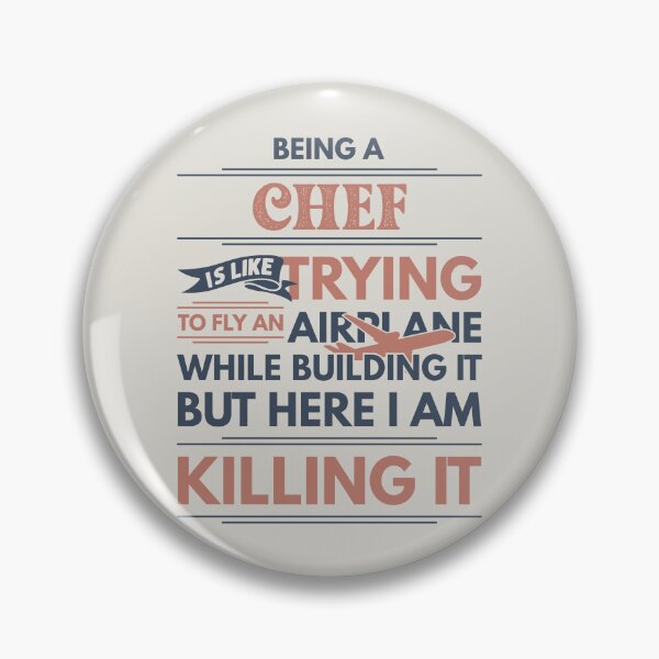 Item preview, Ser un chef es como intentar volar un avión mientras lo construyo, pero aquí lo estoy matando Citas del chef Chef Idea de regalo divertido Diseño divertido del chef designed and sold by Mmmm3344.