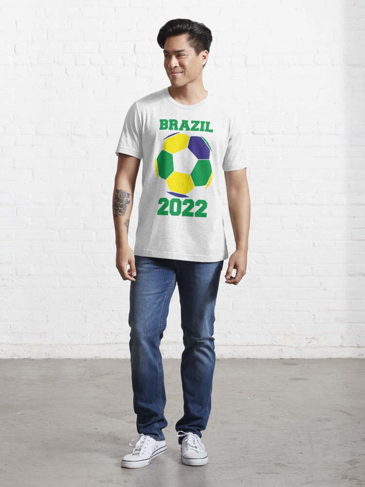 Camiseta esencial con la obra «Equipo de fútbol de Brasil 2022 - Balón de  fútbol con bandera brasileña» de omarmghari