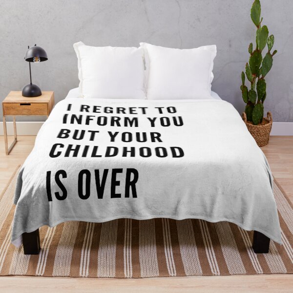 Artikelvorschau, Es tut mir leid, Ihnen das mitteilen zu müssen, aber Ihre Kindheit ist vorbei. Lustiger Spruch zum Erwachsenwerden, der älter wird. entworfen und verkauft von That Cheeky Tee.
