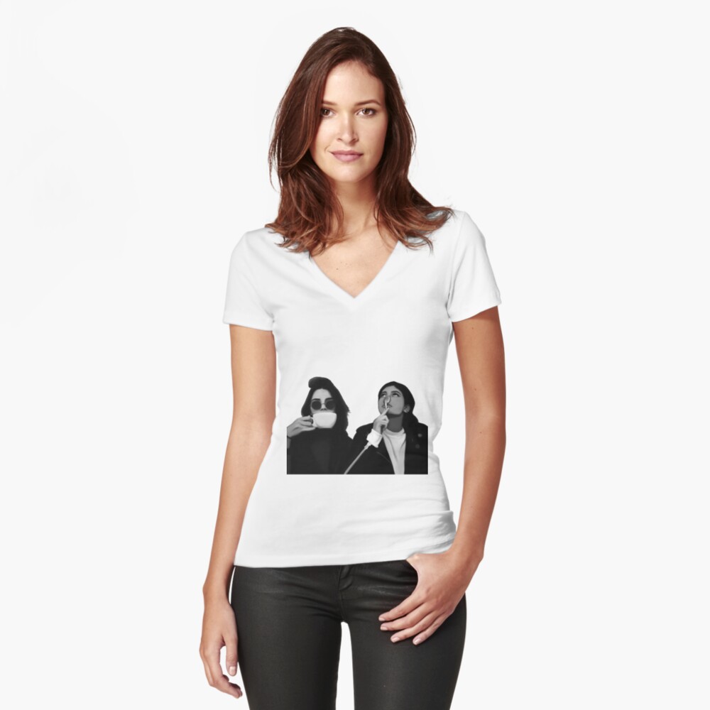 Aperçu de l'œuvre T-shirt moulant col V créée et vendue par artmoonist.
