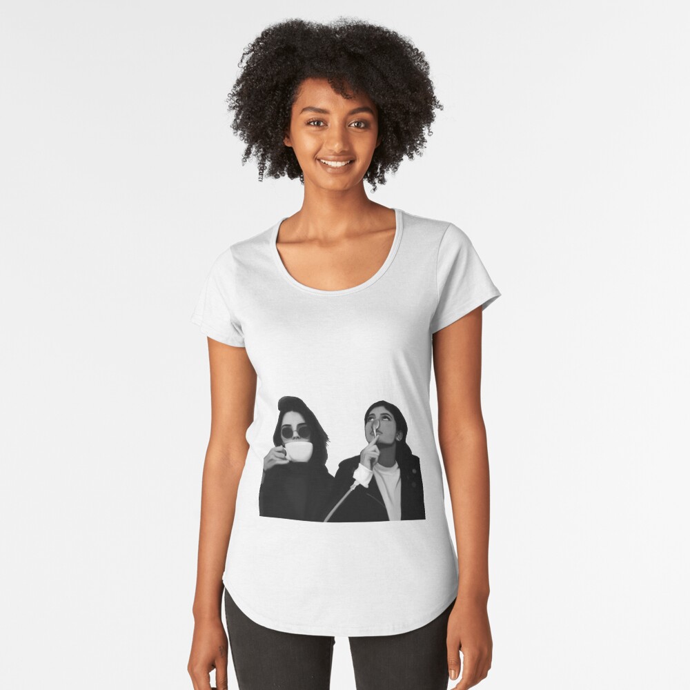 Aperçu de l'œuvre T-shirt premium échancré créée et vendue par artmoonist.