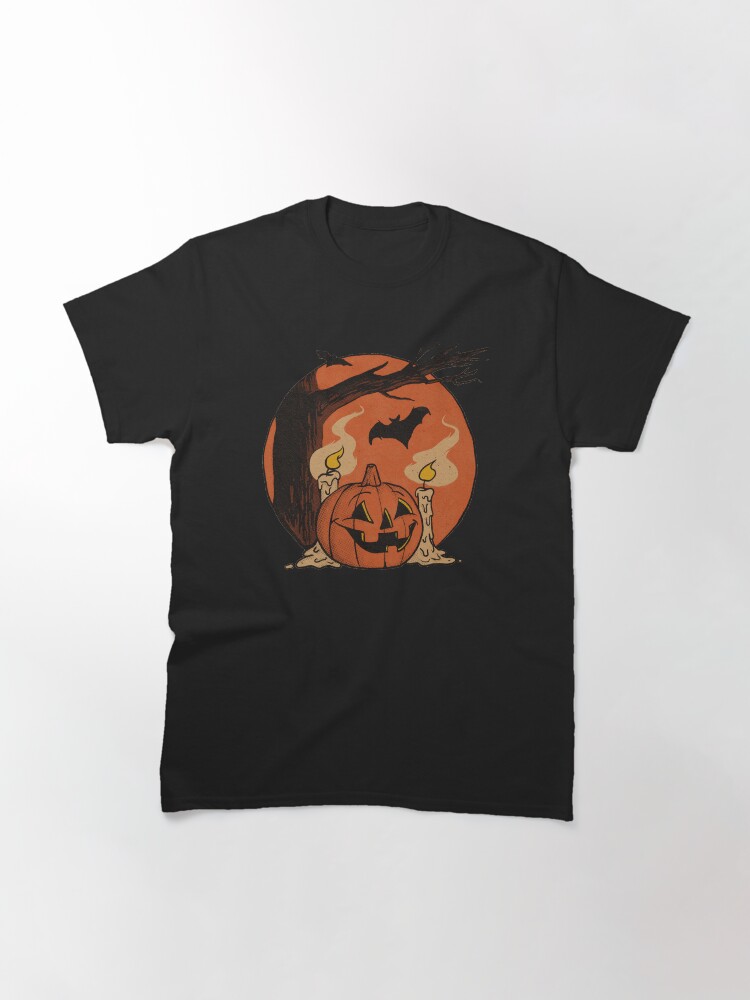 Aperçu 3 sur 7. T-shirt classique avec l'œuvre Scène de citrouille vintage Halloween créée et vendue par SPOOKYSWAG.