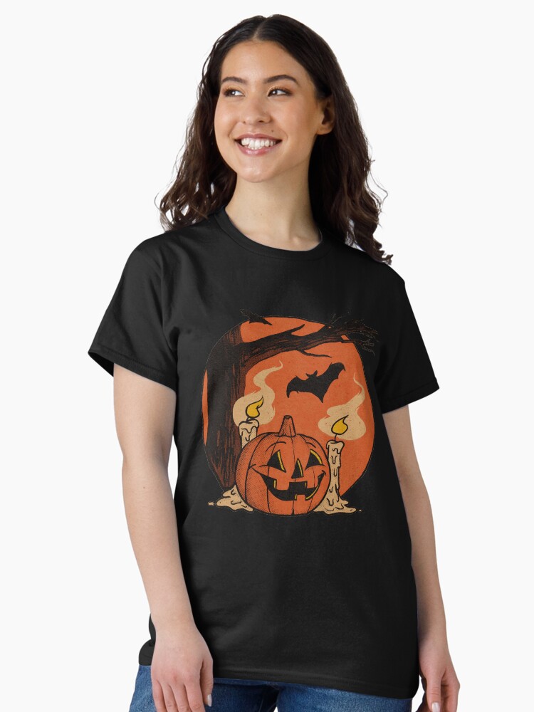 Aperçu 2 sur 7. T-shirt classique avec l'œuvre Scène de citrouille vintage Halloween créée et vendue par SPOOKYSWAG.