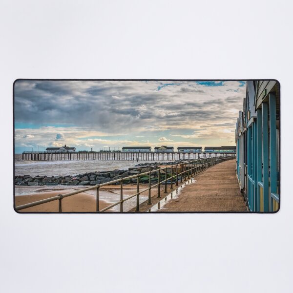 Artikelvorschau, Der Abschlussball und der Pier - Southwold entworfen und verkauft von Viv Thompson Photography .