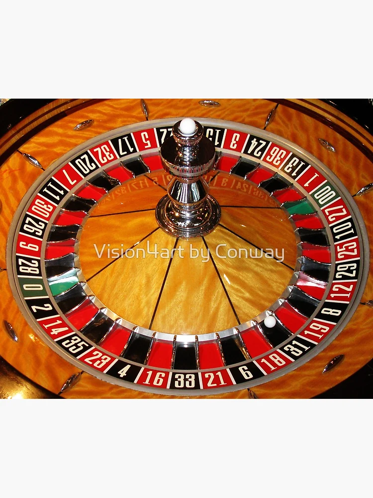 Poster for Sale avec l'œuvre « roue de roulette de casino en bois vintage,  conception de jeux » de l'artiste Vision4art by Conway