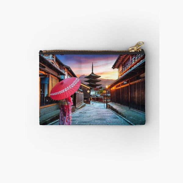 Item preview, Pagoda Yasaka Kioto Mujer Japonesa designed and sold by sofiatheof.