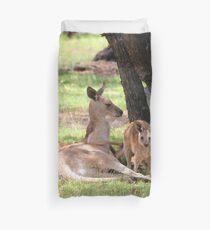 Maman kangourou et son petit Duvet Cover