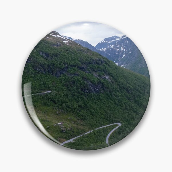 Artikelvorschau, Wunderbare Landschaften in Norwegen. Vestland. Wunderschöne Landschaft mit kurvenreichen Straßen und schneebedeckten Bergen von der malerischen Route Gaularfjellet. Bewölkter Tag. entworfen und verkauft von Maurizio Fabbroni.