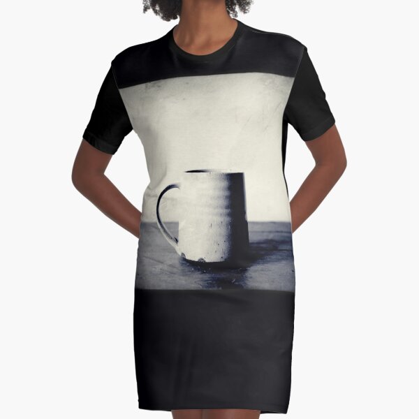 Tasse kaffee auf einem Tisch T-Shirt Kleid