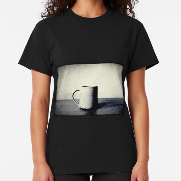 Tasse kaffee auf einem Tisch Classic T-Shirt