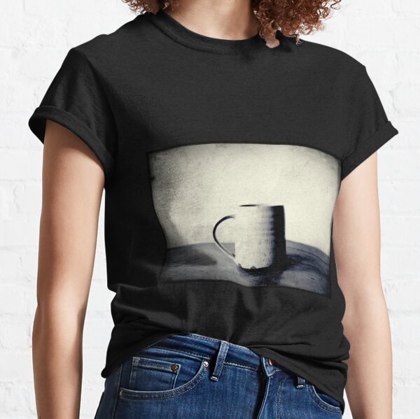Tasse kaffee auf einem Tisch Classic T-Shirt