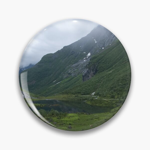 Artikelvorschau, Wunderbare Landschaften in Norwegen. Vestland. Wunderschöne Landschaft von Urasetra und Umgebung. Kühe, See, Straße und schneebedeckte Berge. Paradies und Himmel. Bewölkter Tag entworfen und verkauft von Maurizio Fabbroni.