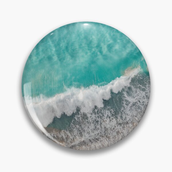 Aperçu de l'œuvre Les vagues de l'océan bleu frappent la plage de sable créée et vendue par Darius Bocos.