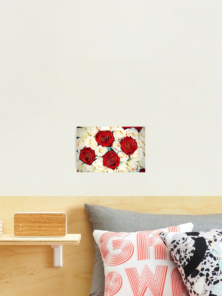 Aperçu 2 sur 3. Impression photo avec l'œuvre Bouquet De Roses (Roses Rouges Et Blanches) créée et vendue par UniqueDeignz.