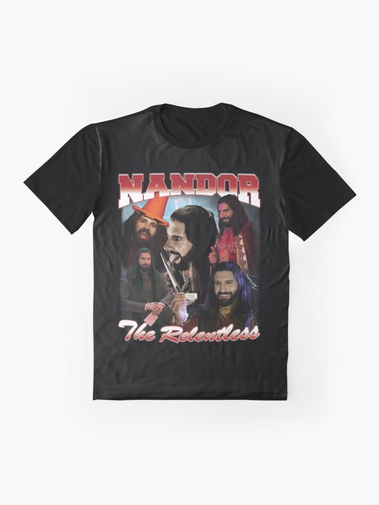 Aperçu 4 sur 5. T-shirt graphique avec l'œuvre Nandor le design implacable des années 90 créée et vendue par muschimuschi.