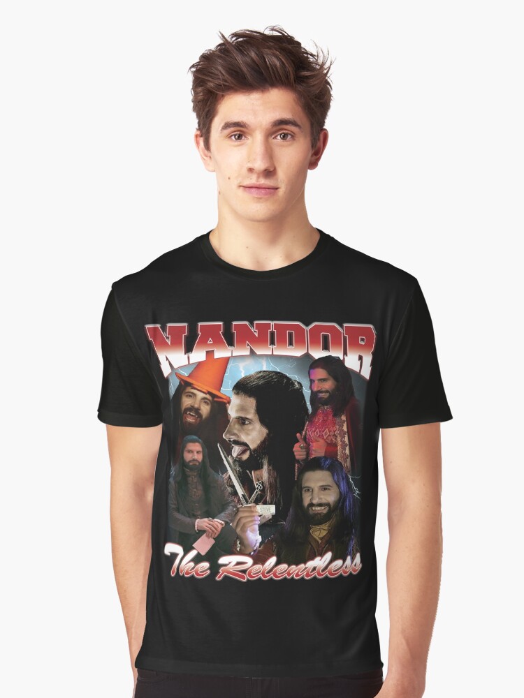 Aperçu 1 sur 5. T-shirt graphique avec l'œuvre Nandor le design implacable des années 90 créée et vendue par muschimuschi.