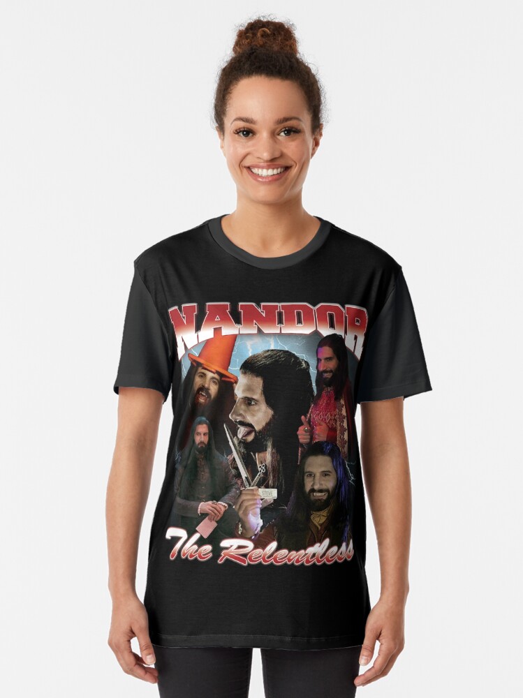 Aperçu 2 sur 5. T-shirt graphique avec l'œuvre Nandor le design implacable des années 90 créée et vendue par muschimuschi.