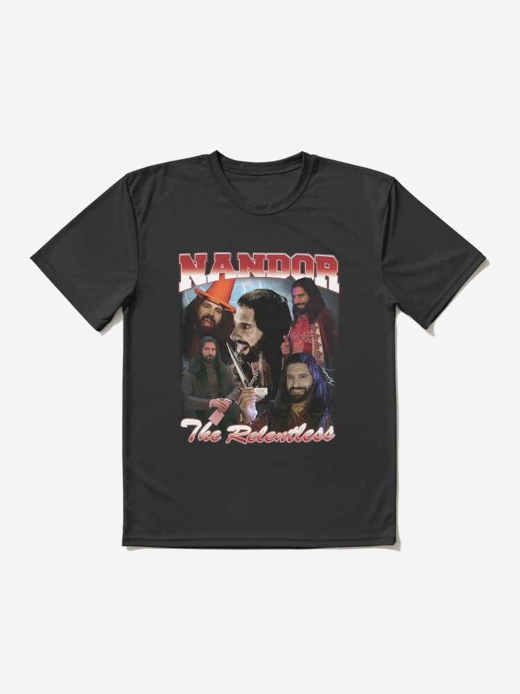 Aperçu 2 sur 7. T-shirt respirant avec l'œuvre Nandor le design implacable des années 90 créée et vendue par muschimuschi.
