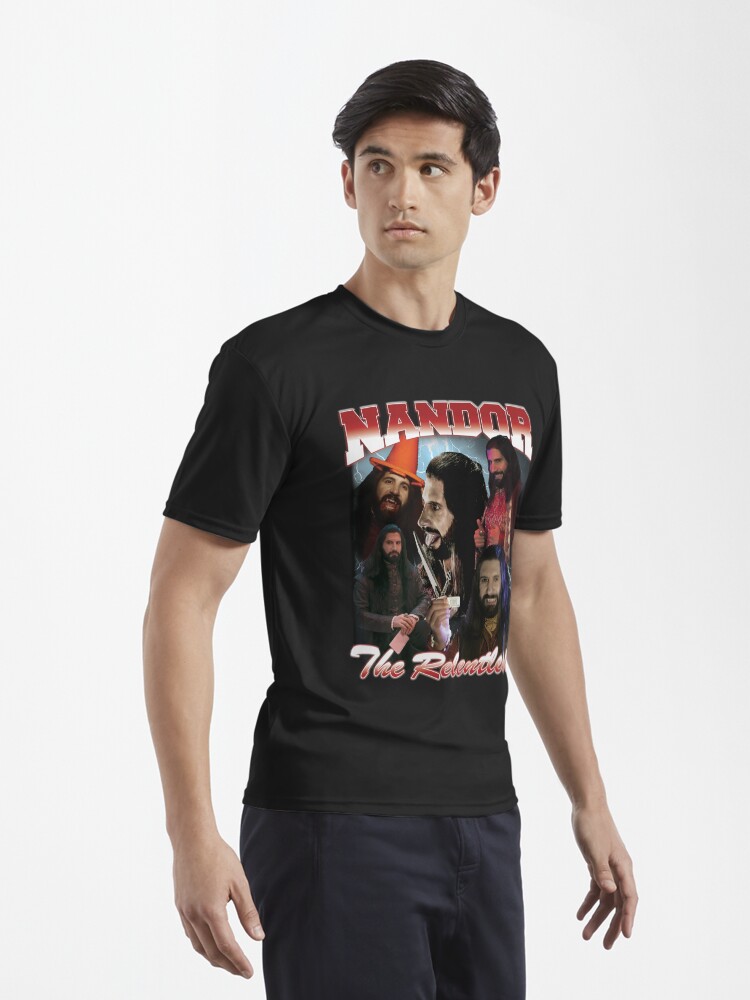 Aperçu 3 sur 7. T-shirt respirant avec l'œuvre Nandor le design implacable des années 90 créée et vendue par muschimuschi.