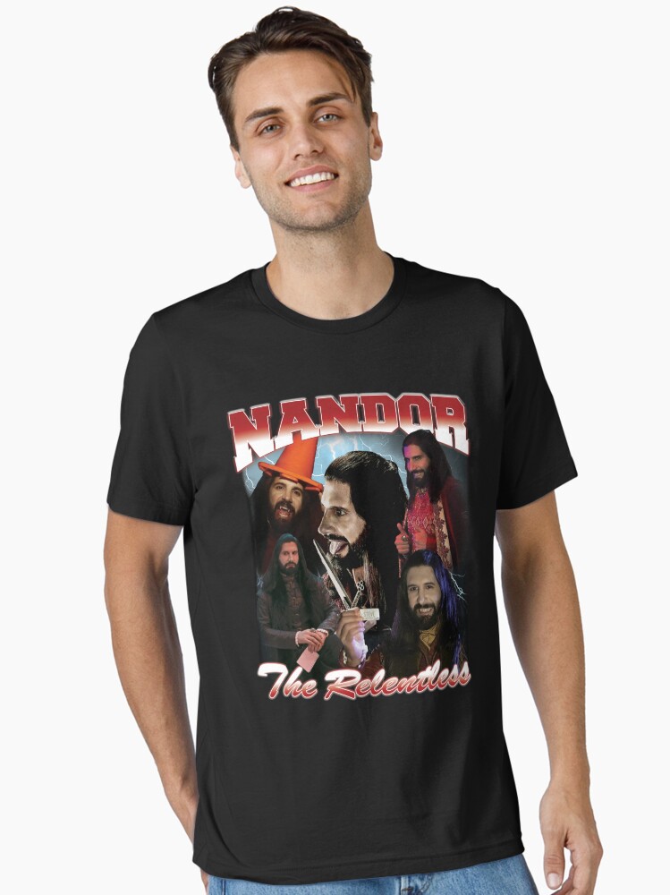 Aperçu 1 sur 7. T-shirt essentiel avec l'œuvre Nandor le design implacable des années 90 créée et vendue par muschimuschi.