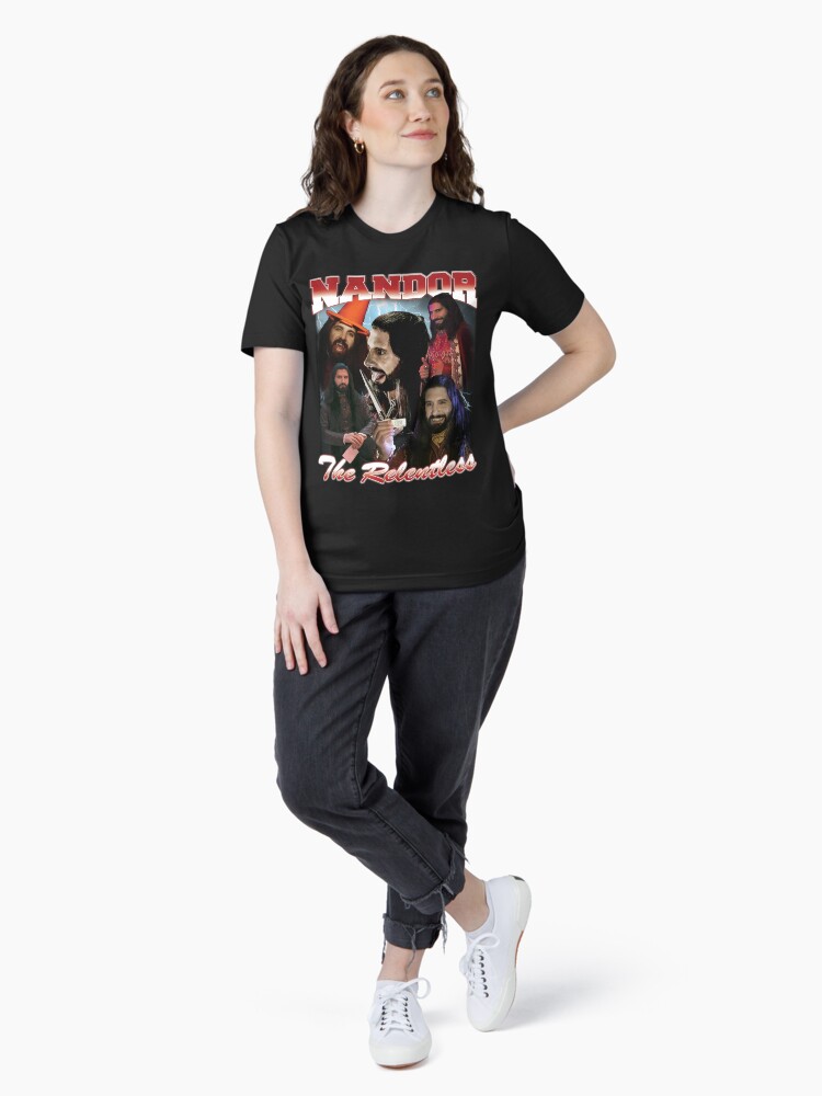 Aperçu 4 sur 7. T-shirt essentiel avec l'œuvre Nandor le design implacable des années 90 créée et vendue par muschimuschi.
