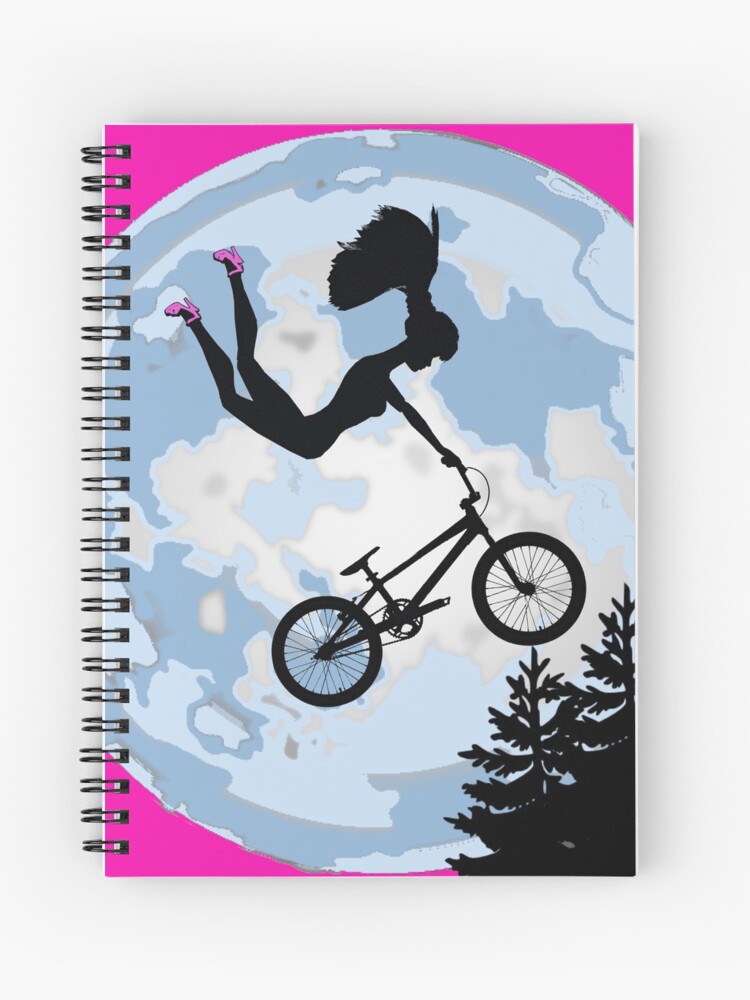 muñeca que monta bicicleta