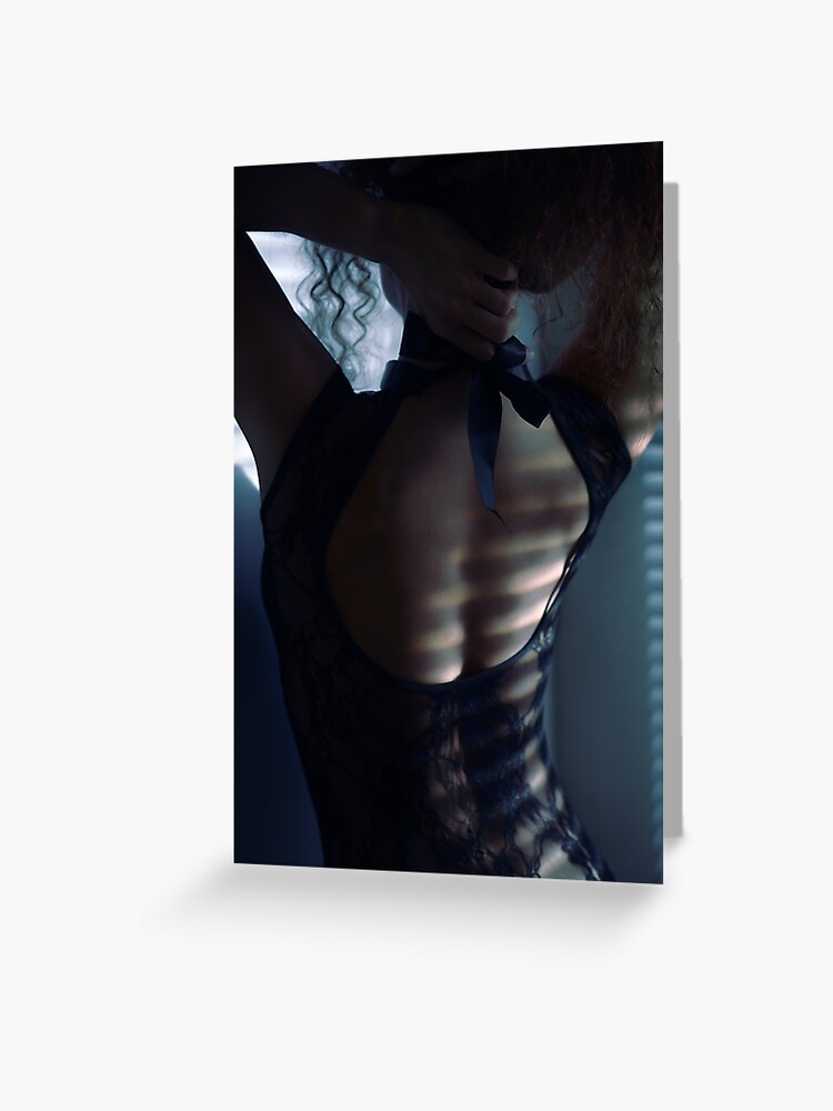 Tarjetas de felicitación «Retrato de tocador sensual de una mujer  deshaciendo la ropa interior en su espalda» de AwenArtPrints | Redbubble